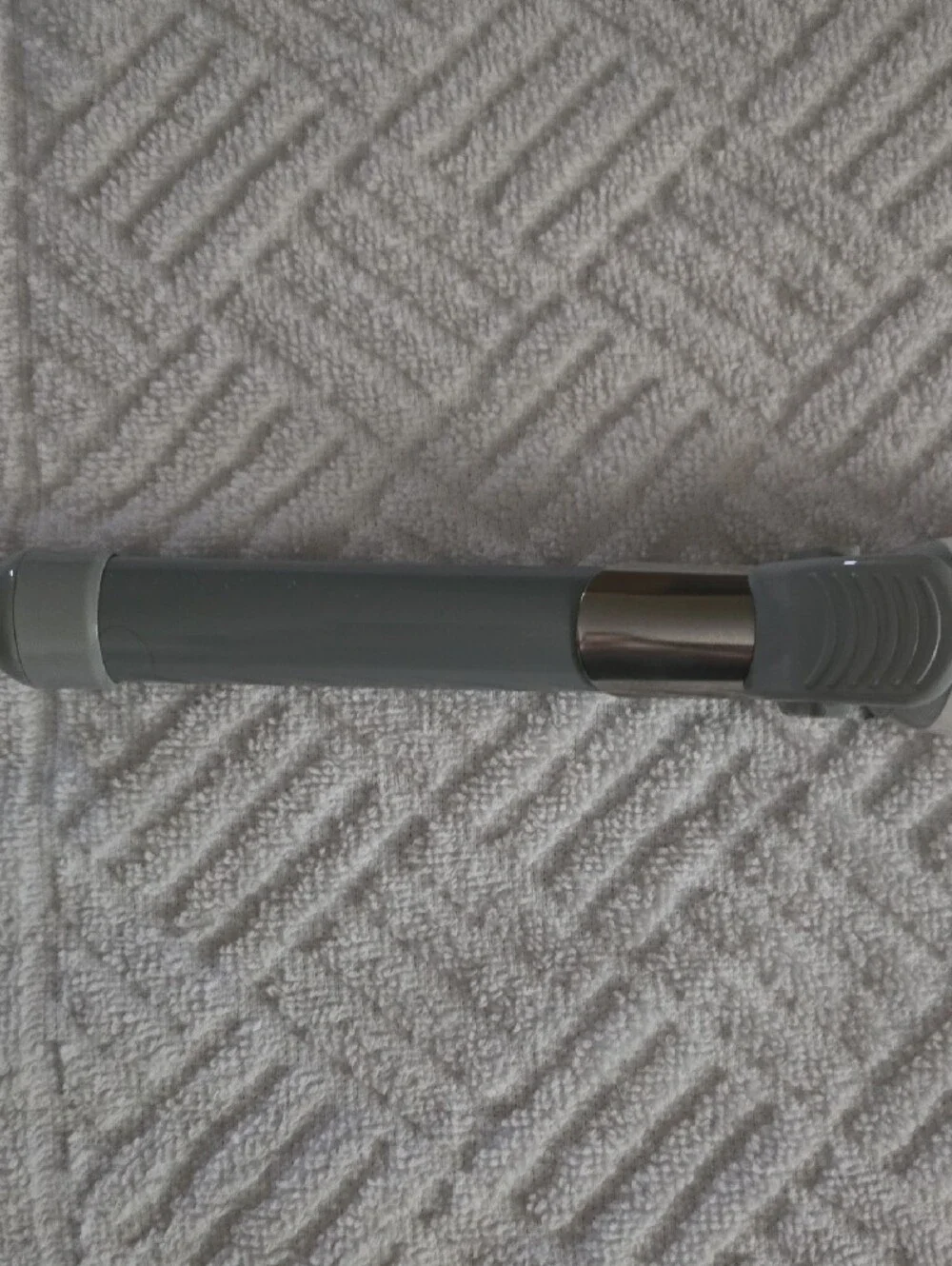 BEACHWAVER S1 Professional Curling Iron in White and Gray